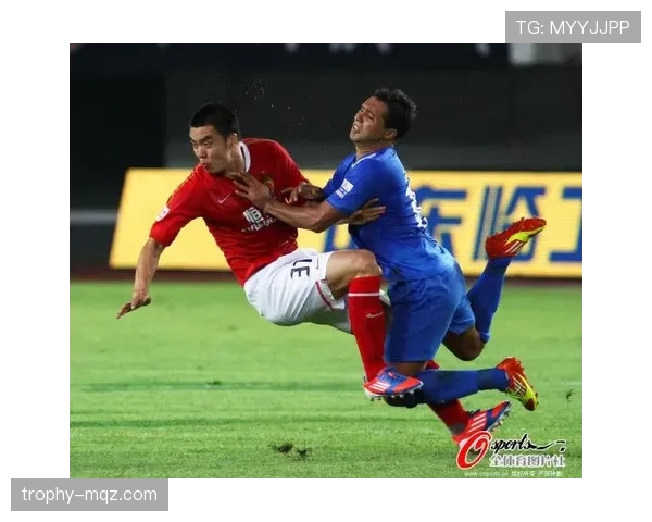 足球规则中合法冲撞的判罚标准与关键条件解析 足球规则中合法冲撞的判罚标准与关键条件解析